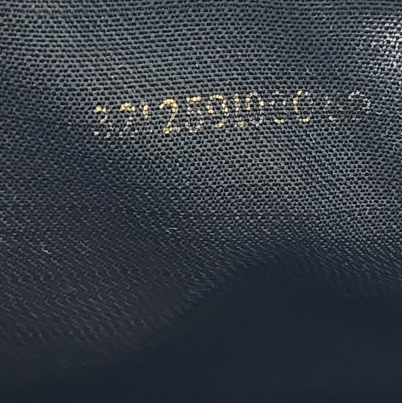 Fendi bucket shoulder/crossbody. Fading on edges/piping. Not original drawstring - Picture 15 of 16